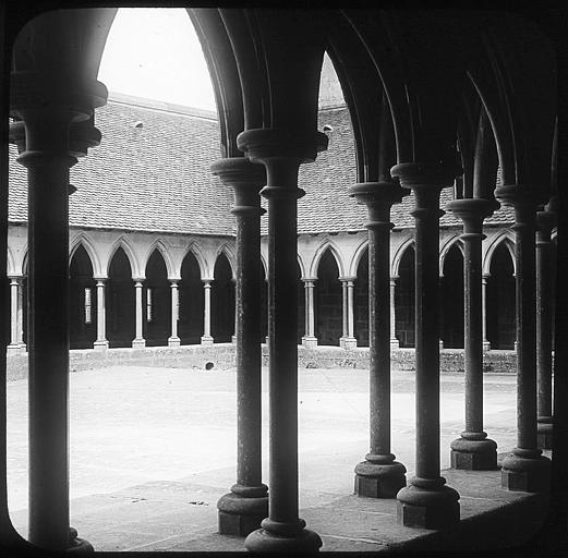 Vue intérieure d'une galerie du cloître