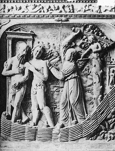 Bas relief sculpté : adam et Eve chassés du paradis terrestre