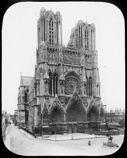 Vue d'ensemble, portail de gauche de la façade occidentale