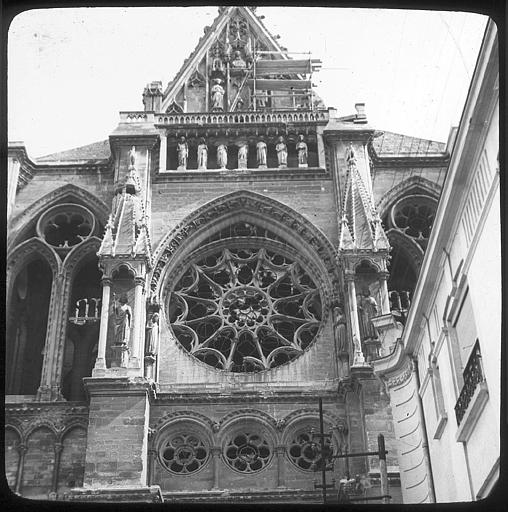 Vue partielle du transept nord, partie supérieure du portail