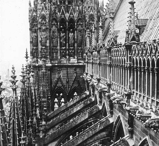 Détail des arc boutants et de la balustrade supérieure de la nef