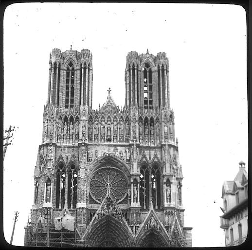 Vue partielle de la façade occidentale, les tours