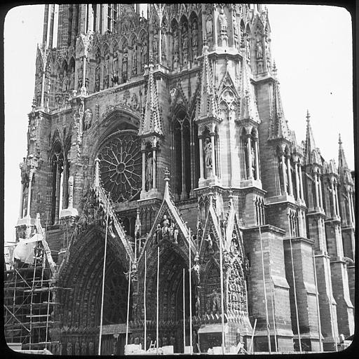 Façade occidentale en cours de restauration ; vue partielle prise du sud-ouest