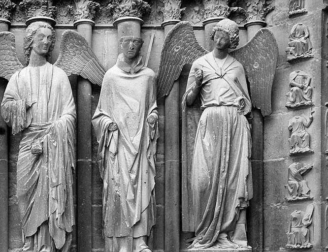 Saint-Nicaise et les deux anges, portail de gauche de la façade occidentale