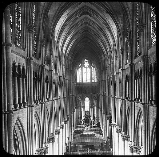 Nef et choeur vus du triforium à l'entrée