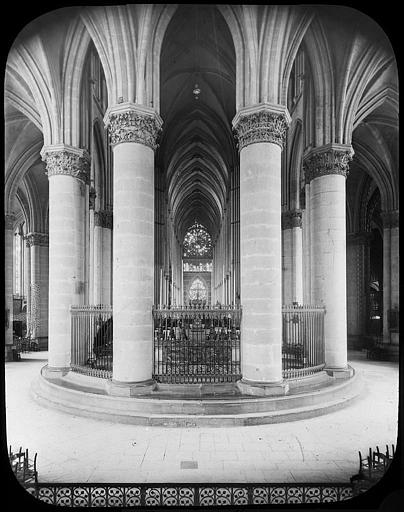 Rond point du choeur et nef vus de la chapelle absidiale