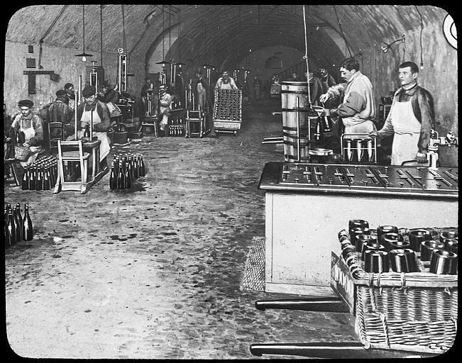 Fabrication du champagne : dégorgement des bouteilles