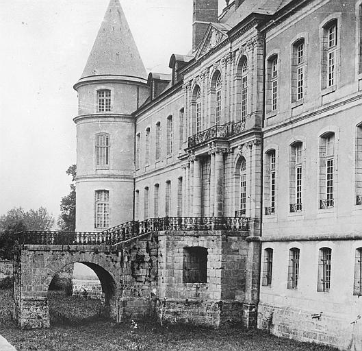 Façade et pont sur les douves