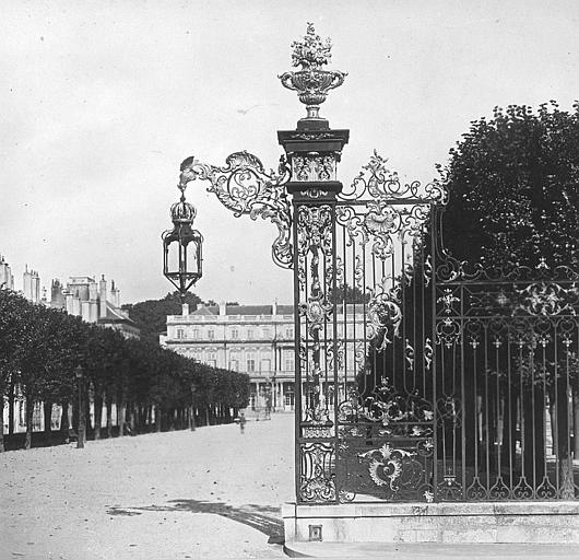 Vue prise de la place Stanislas, détail des grilles de Jean Lamour