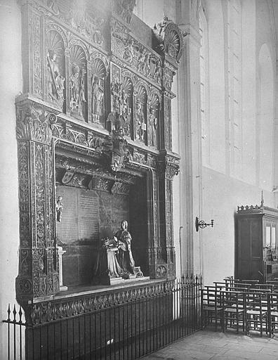 Intérieur de l'église, tombeau