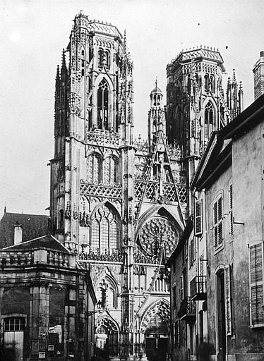 Façade occidentale vue de la rue de l'Hôtel-de-Ville