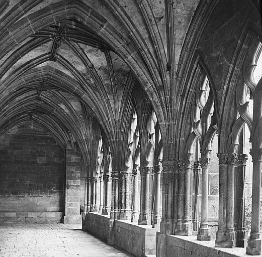 Vue intérieure d'une galerie du cloître