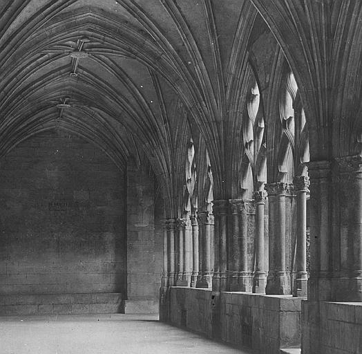 Vue intérieure d'une galerie du cloître