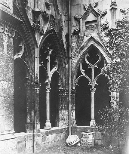 Vue extérieure d'un angle des galeries du cloître