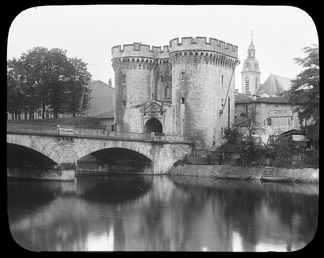 Vue d'ensemble de la porte et du pont prise de l'autre rive