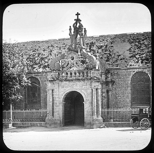 Le porche latéral et son baldaquin