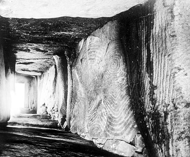 Intérieur du tumulus, vue d'ensemble des parois du couloir