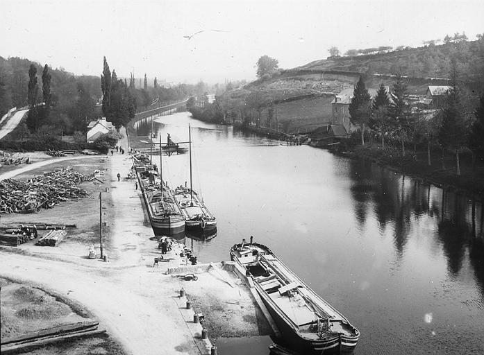 Port sur l'Oust vu du château