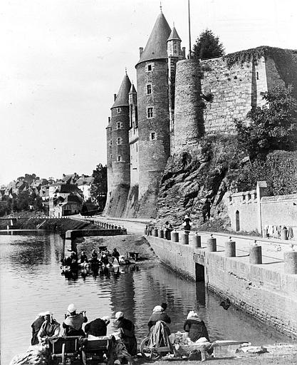 Au bord de l'Oust, lavandières au pied du château