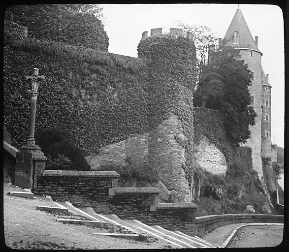 Calvaire au pied de l'escalier