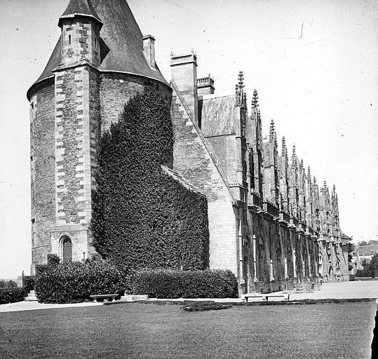 Tour de la façade latérale