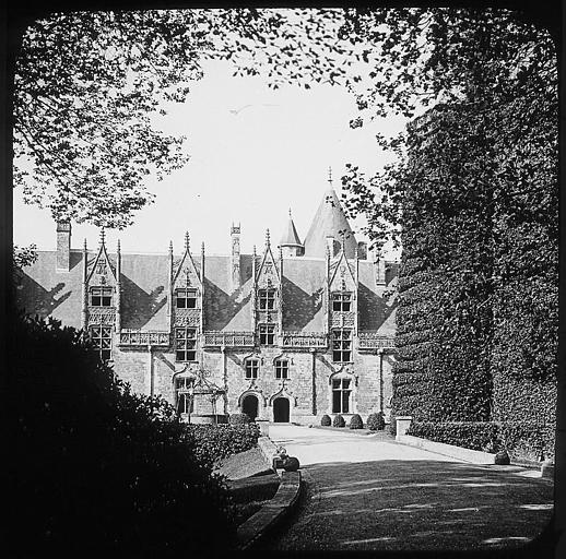 Vue partielle de la façade prise du parc