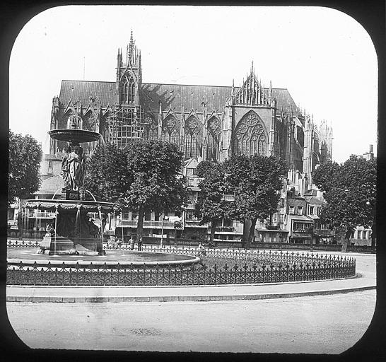 Façade latérale vue de la place d'Armes