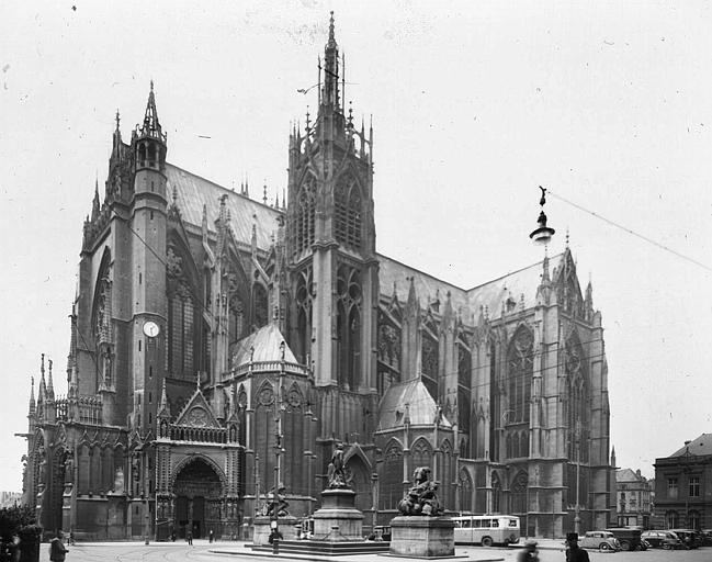 Vue générale prise de la place d'armes