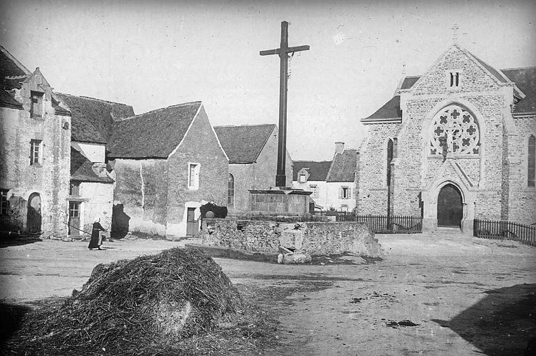 Le calvaire sur la place et la façade de l'église