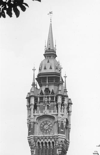 Vue partielle, le haut du beffroi