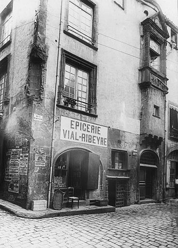 Angle des façades, enseigne de l'épicerie Vial-Ribeyre