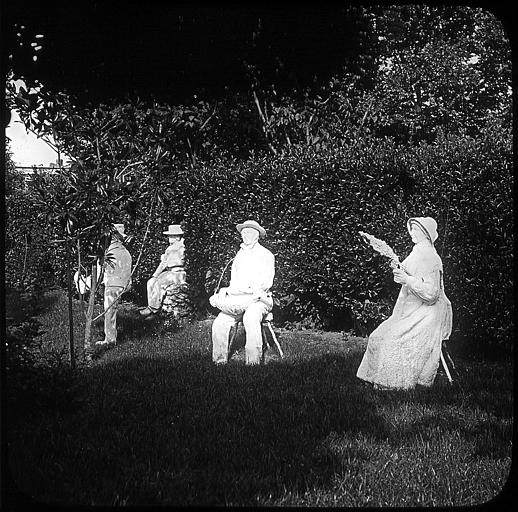 Statues pétrifiées dans un jardin, reconstitution d'une scène de la vie quotidienne