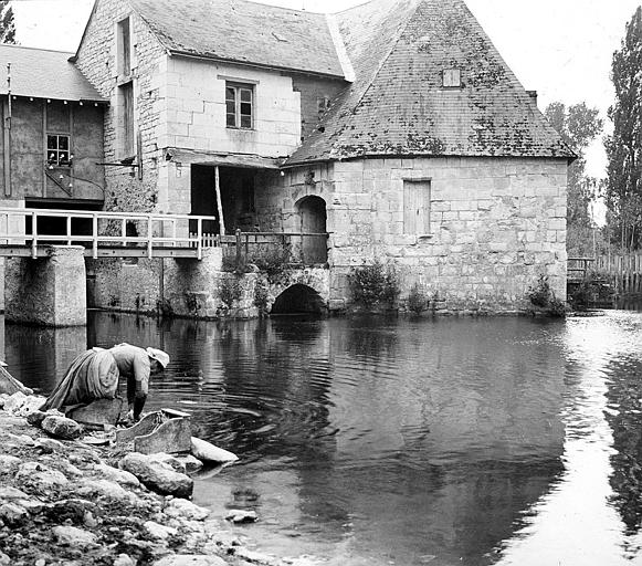 Femme lavant son linge dans la rivière