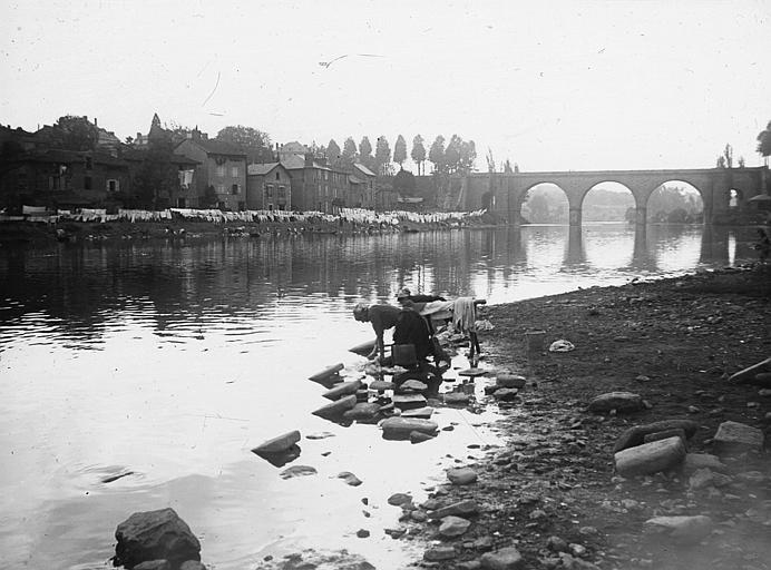 Vue d'ensemble, femmes lavant leur linge dans la Vienne