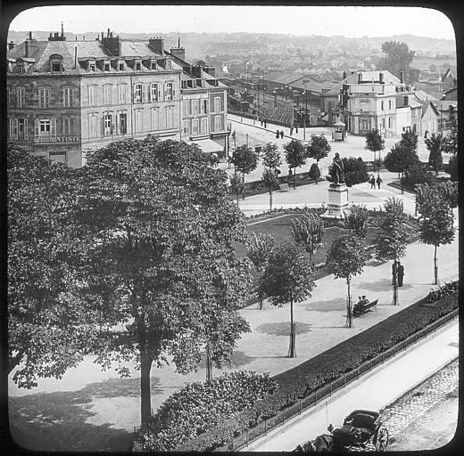 Vue d'ensemble d'un jardin public et des rue avoisinnantes