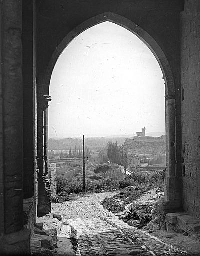 Vue prise vers l'extérieur de la ville
