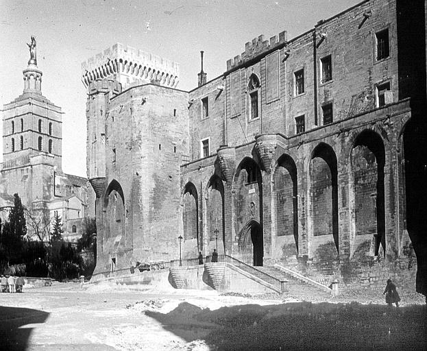 Vue partielle de la façade : tour, escalier