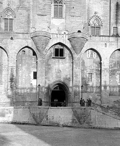 Façade : escalier et porte