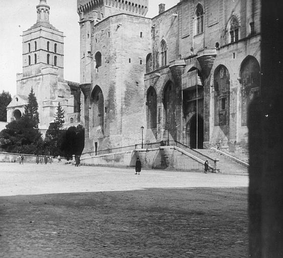 Vue partielle de la façade : tour, escalier