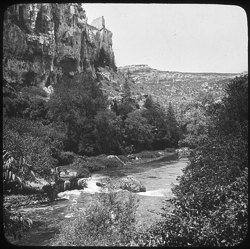 La Sorgue à la sortie de la fontaine (source)