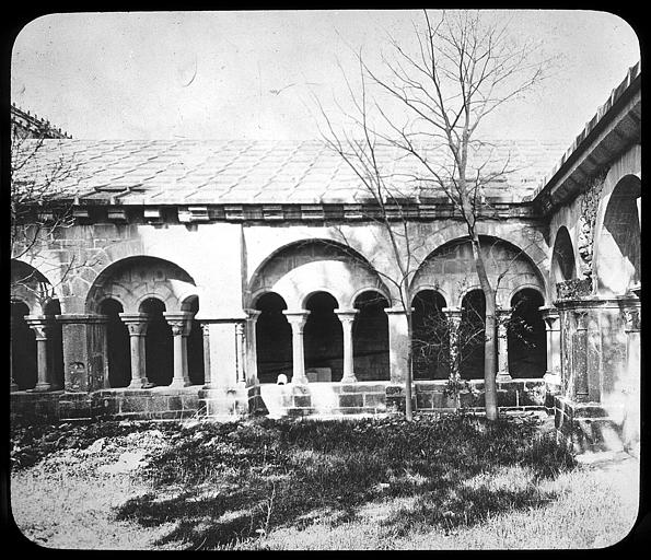 Galerie du cloître vue du jardin