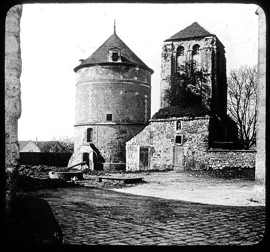 Tour ronde et chapelle (légende originale : ferme)