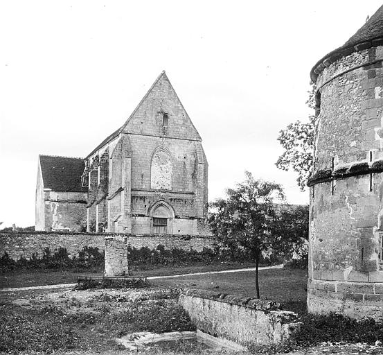 Eglise et colombier vus de l'ouest