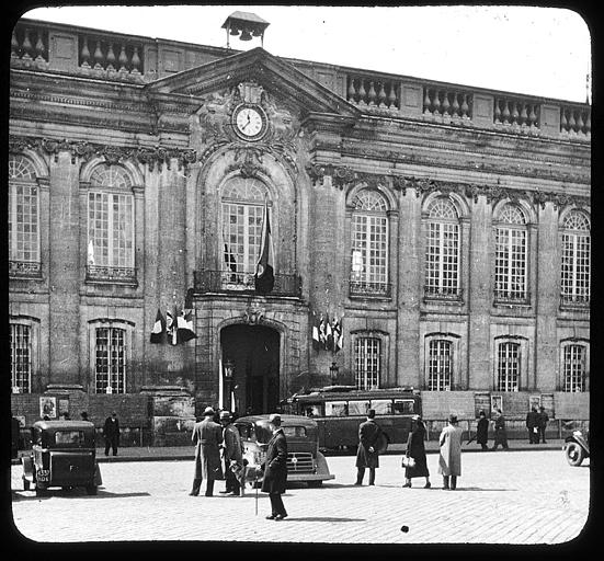 Vue partielle de la façade sur la place