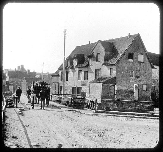 Piétons et cariole sur le pont