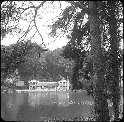 Maison forestière au bord de l'étang de Commelles