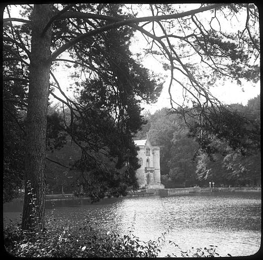 Château vu du parc, étang de Commelle