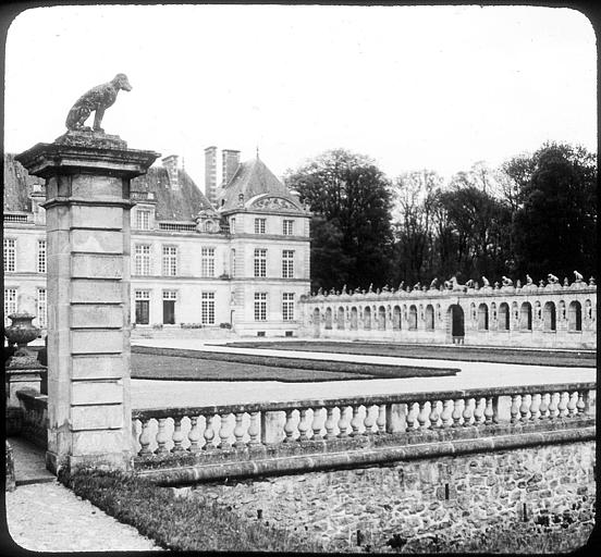 Façade sur la cour d'honneur et portiques