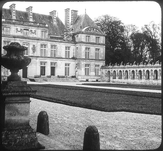 Façade sur la cour d'honneur et portiques