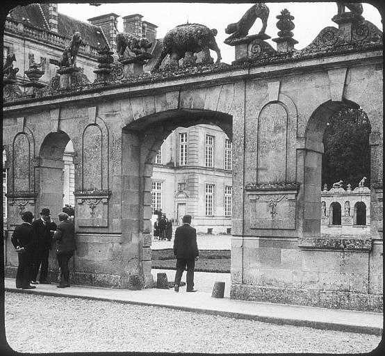 Cour d'honneur : portique de gauche, chasse au sanglier